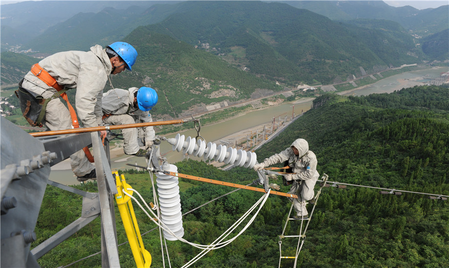 震后十年，四川電網(wǎng)更加堅(jiān)強(qiáng)，圖為廣元供電公司帶電作業(yè)人員對(duì)110千伏白鐵線進(jìn)行帶電消缺。